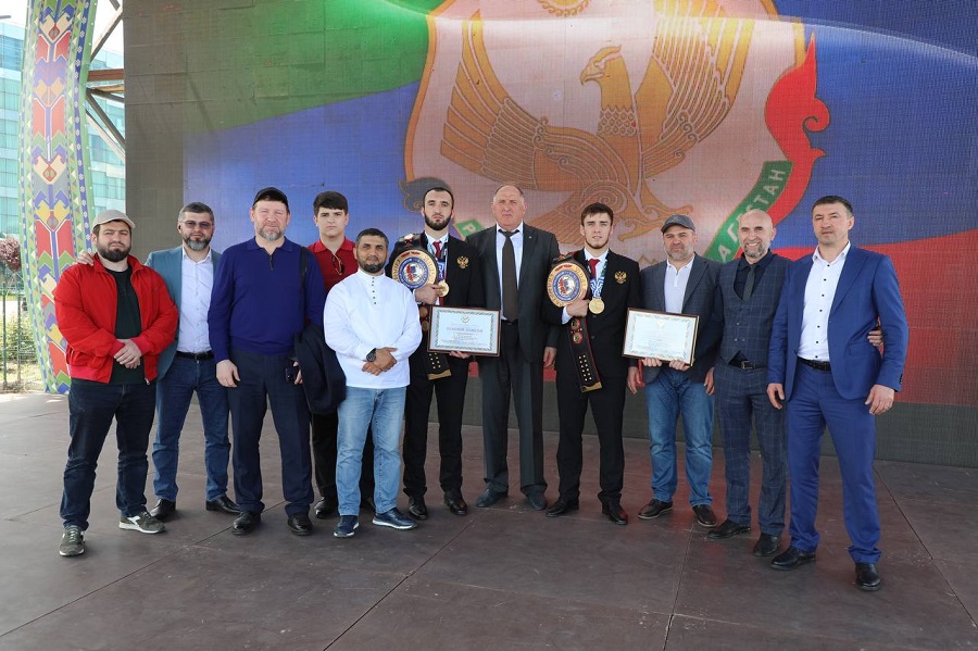 Чемпионам мира по боксу Муслиму Гаджимагомедову и Шарабутдину Атаеву вручили госнаграды